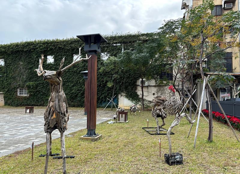 「與動物共享大自然」展出栩栩如生的長頸鹿與公雞是大家喜歡描繪的對象