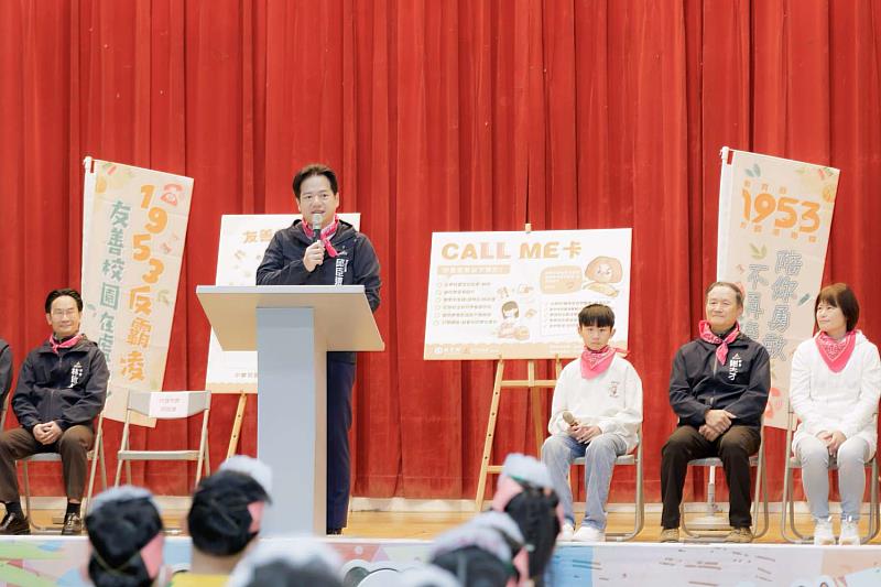 邱臣遠代理市長致詞，鼓勵在校園中要尊重、關心同學和自己。