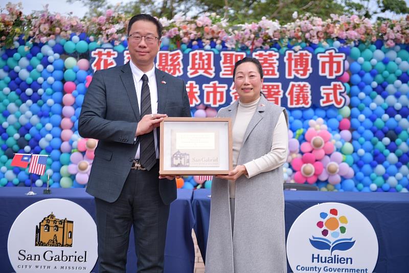 The Hualien County Magistrate and the Mayor of San Gabriel exchanged gifts.