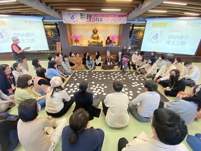 一趟行程，滿滿驚喜，一次上山，五大收穫！學員們熱情參與課程，課堂裡互動熱鬧。(靈鷲山佛教教團提供)