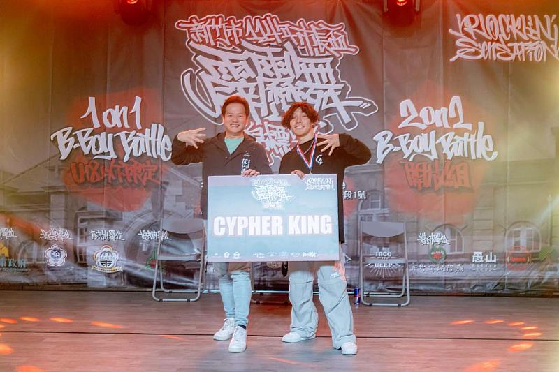 邱臣遠代理市長頒發Cypher King獎項。