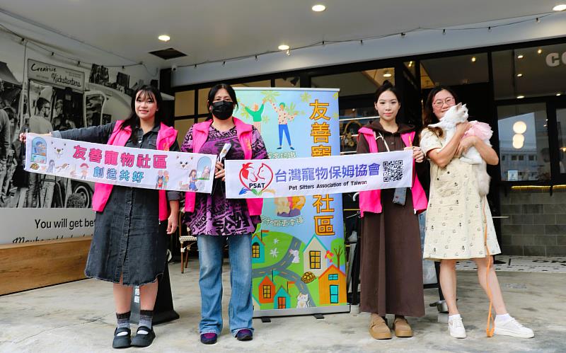 北分署花蓮就業中心運用「多元就業開發方案」推介阿珍至社團法人台灣寵物保姆協會單任上工人員,阿珍(左2)和協會幹部在友善寵物餐廳辦理宣導活動
