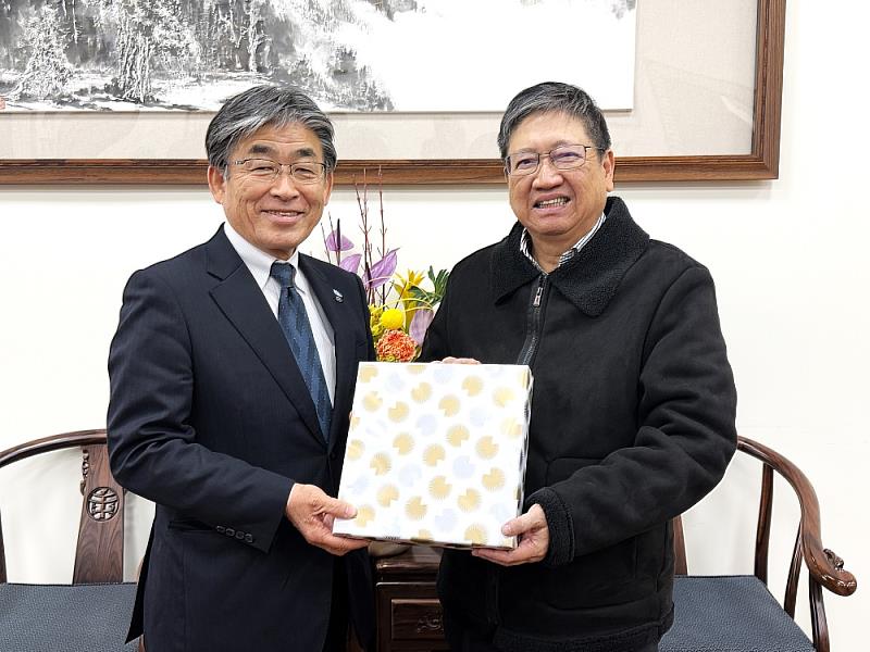 宮崎市副市長永山英(左)、新竹縣長楊文科(右)互贈伴手禮
