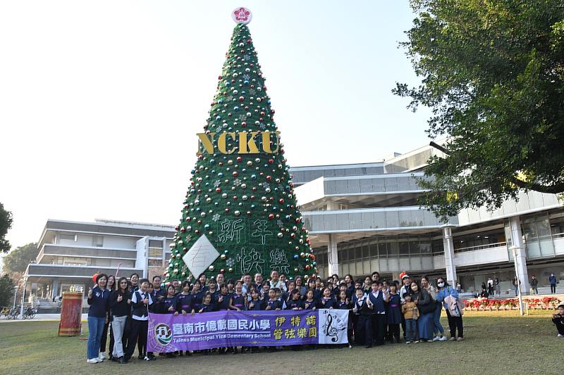 成大聖誕樹溫暖了冬日夜空,於 2 月 17 日謝幕,期待今年年底再相見