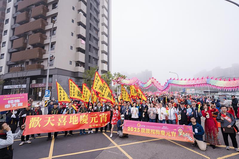 「2025年靚靚楊梅慶元宵」踩街表演，在楊梅埔心街盛大舉辦。(圖/楊梅區公所提供)
