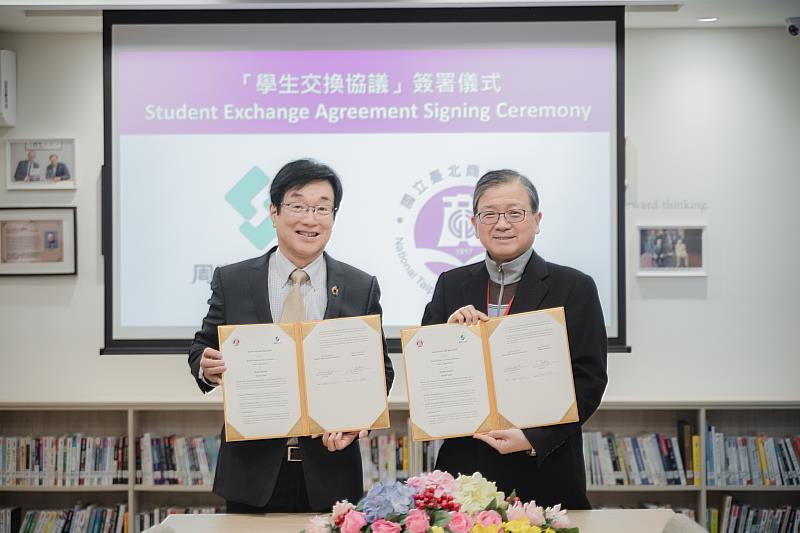 北商大任立中校長(右)與日本周南公立大學校長高田隆簽署學生交換協議。