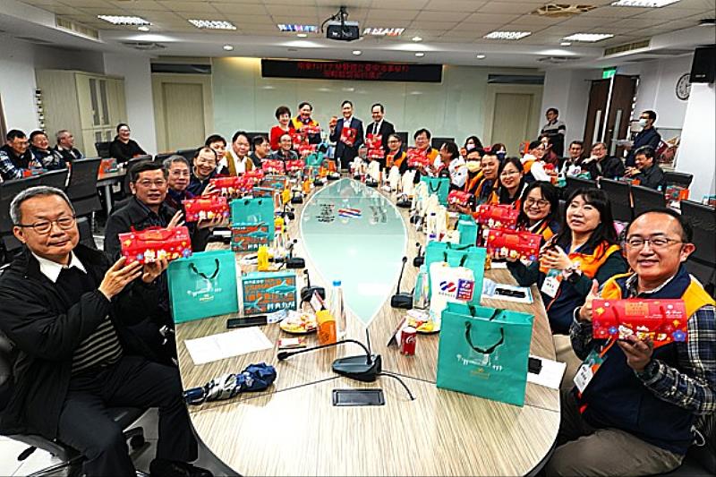 中華民國聲暉聯合會理事長莫素娟老師溫馨分享由聲暉聯合會學生親手製作的點心,滿載著愛與關懷的禮品,讓收到點心的師長們心頭暖暖,喜悅洋溢。