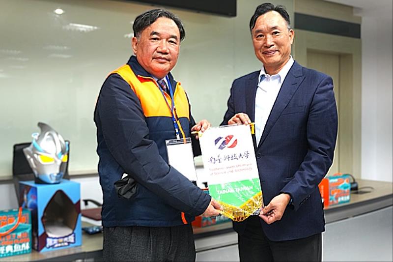 南臺科技大學與臺南高級海事水產職業學校簽訂策略聯盟,黃能富校長(右)與余慶暉校長(左)互贈錦旗,展現兩校在AI、教育與各專業領域的優勢互補,共同培育未來菁英。