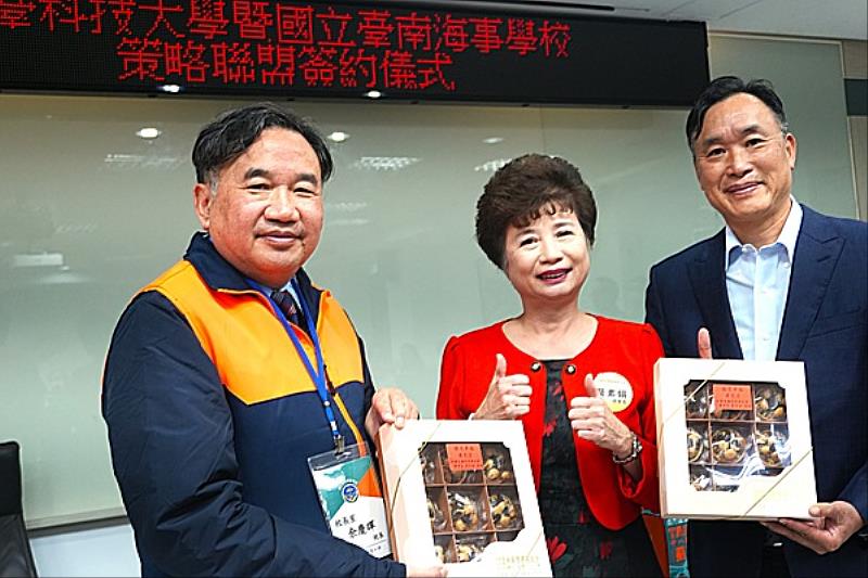 南臺科技大學傑出校友、第一屆EMBA畢業生莫素娟理事長(中),長期以來對聽障學生的關懷與付出,令人感佩。本次更牽線促成南臺科大與多所學校簽訂策略聯盟,與黃能富校長(左)、余慶暉校長(右)共同參與了與臺南海事的簽約儀式,為教育合作寫下新的篇章。