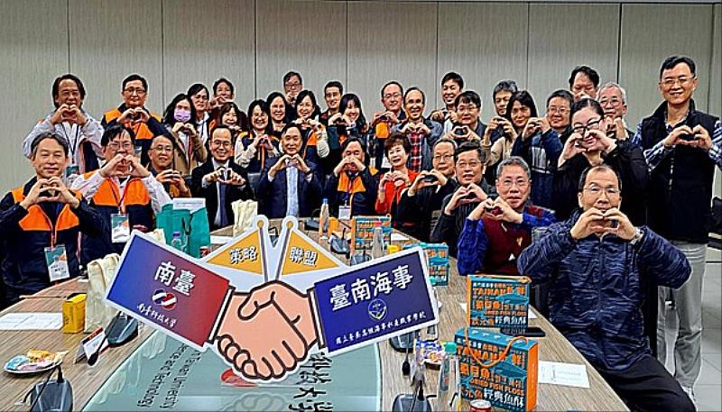 本次策略聯盟簽約儀式由南臺科技大學黃能富校長與臺南海事余慶暉校長共同簽署,中華民國聲暉聯合會理事長莫素娟女士亦到場觀禮,兩校多位主管見證兩校合作的啟航。