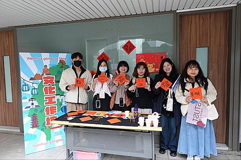 南臺科技大學國際新生體驗文化之美,透過書法與國畫,讓學生親手揮毫、書寫春聯,感受筆墨紙硯的藝術韻味。初次執筆的他們感到新奇不已,紛紛展示起自己寫下的書法作品,興奮之情溢於言表。