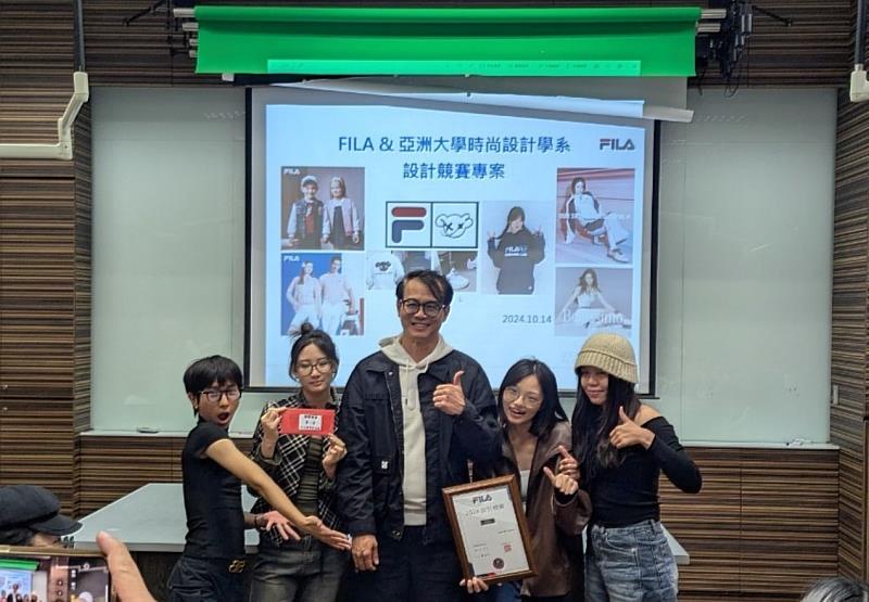 FILA營運長鄭家欣(中),頒獎給獲第1名同學。