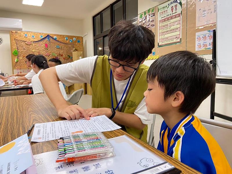 亞大室設系_黃詔堃同學(右)，在花東新村陪伴孩童課輔。