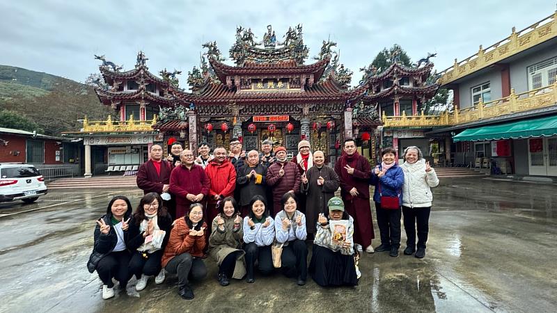 參加2025年首場「觀音聯合祈福法會」的法師及工作人員,在嘉義梅山泰興巖合影。(圖由靈鷲山佛教教團提供)