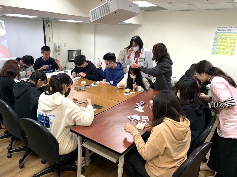 學員進行傷口縫合