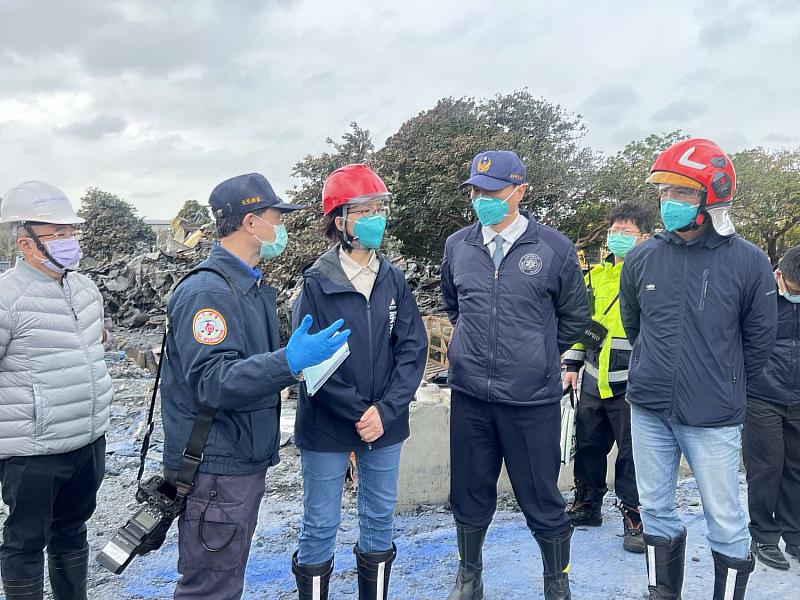 秘書長張治祥視察香山區工廠火警災後情況,火調人員說明調查情況。