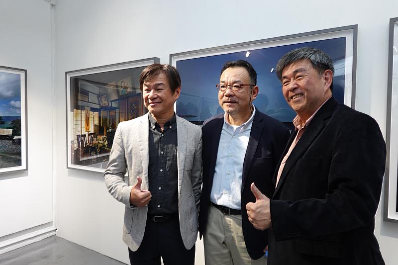 華梵大學校長李天任(右)、藝術家沈昭良(中)與華梵大學人文與藝術學院院長黃智陽。