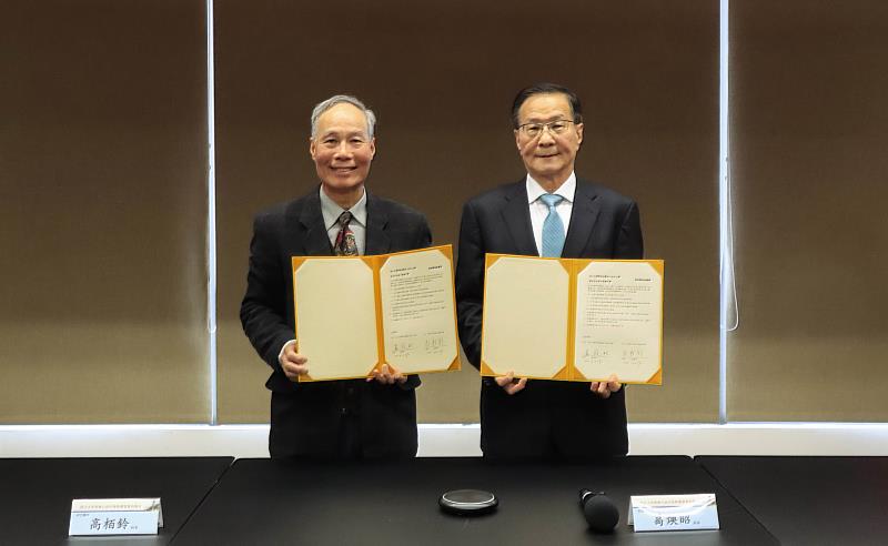 淡江大學葛煥昭校長（右）與林口高中高栢鈴校長，代表兩校簽訂策略聯盟。（圖／淡江大學提供）