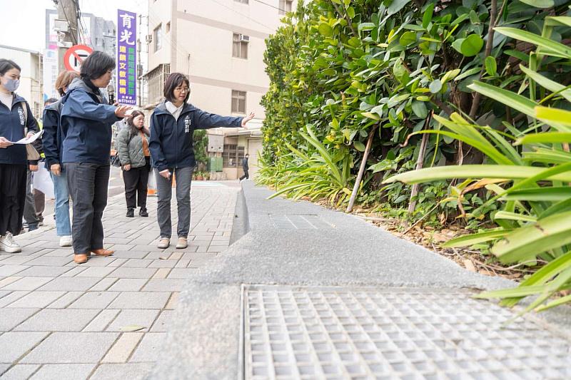 秘書長張治祥攜市府團隊前往龍山國小視察校內污水處理設施