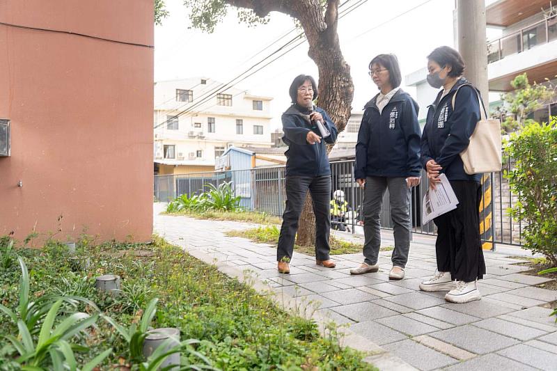 秘書長張治祥攜市府團隊前往龍山國小視察校內污水處理設施