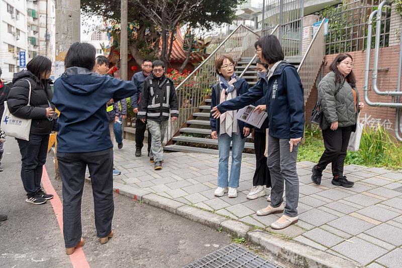 秘書長張治祥攜市府團隊前往龍山國小視察校內污水處理設施