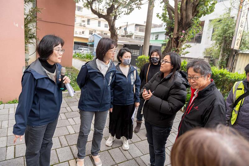 秘書長張治祥攜市府團隊前往龍山國小視察校內污水處理設施