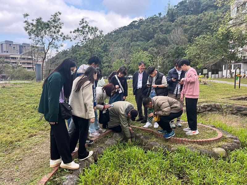 「生態環境教育學生研習營」運用臺北市內生態資源，帶領學生觀察與記錄，了解環境保育的重要性。