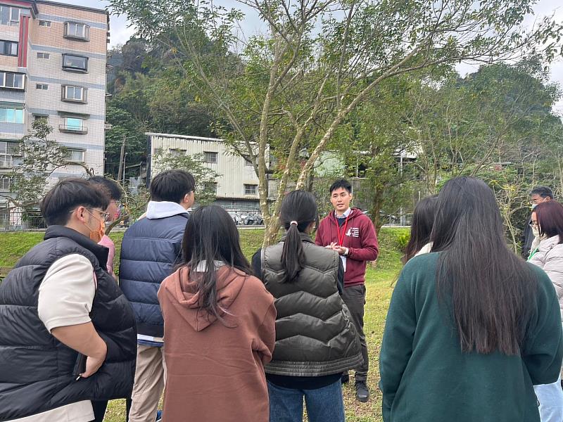 台灣尤努斯基金會企劃經理丘建賢與學生介紹三零願景與永春陂濕地公園生物生態。