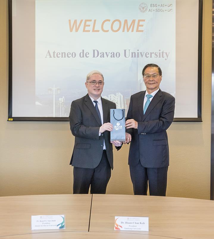 淡江大學葛煥昭校長(右)致贈紀念品歡迎愛特諾德達沃大學Fr. Karel S. San Juan校長。(圖/淡江大學提供)