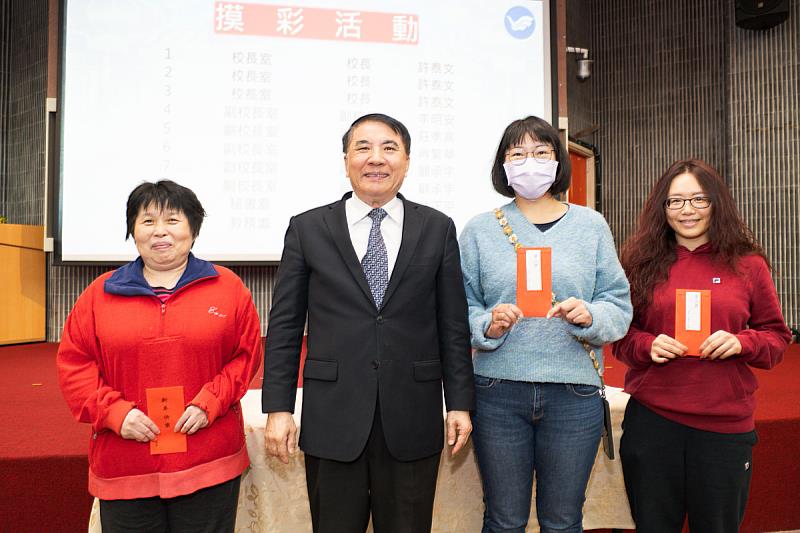 許校長與抽中紅包的同仁合影