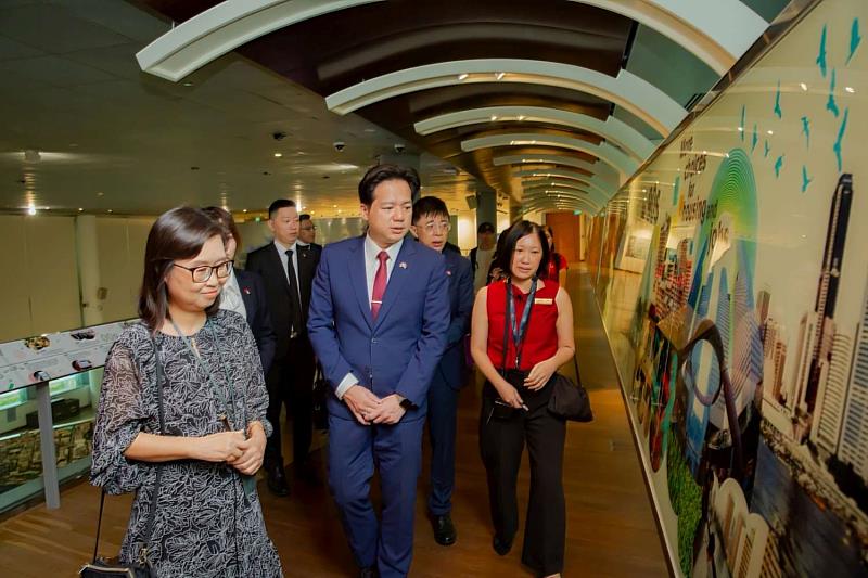 館方向邱臣遠代理市長介紹新加坡的城市規劃策略。