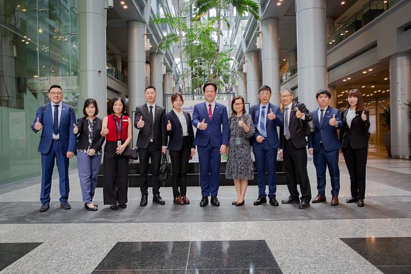 邱臣遠代理市長率團參訪新加坡城市展覽館，汲取城市規劃成功經驗。
