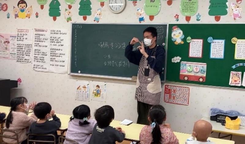 亞大幼教系陳紀凱同學，在日本實習時帶領幼兒歌唱。