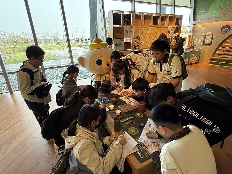 嘉義縣「尋寶列車」雙語微旅行 提升學童英語力