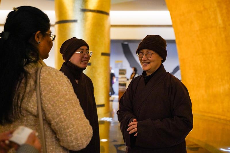 世界宗教博物館發展基金會執行長顯月法師(右一)接待來訪的印度台北協會副會長甘泉。(圖由世界宗教博物館提供)