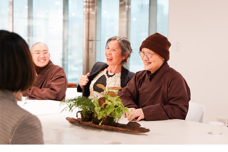 世界宗教博物館發展基金會執行長顯月法師(右一)在博物館的「方寸之間」,與印度台北協會副會長甘泉展開深度交流。(圖由世界宗教博物館提供)