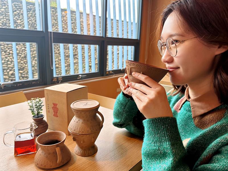 「人面陶罐茶濾杯」讓現代人在生活中找到一杯好茶的寧靜時刻。