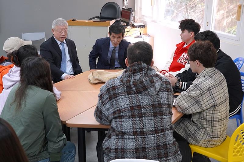 圖/杉達學院董事長朱紹中(左1)、副校長潘慧斌(右1)勉勵同學在新環境努力學習,汲取更多專業知識。