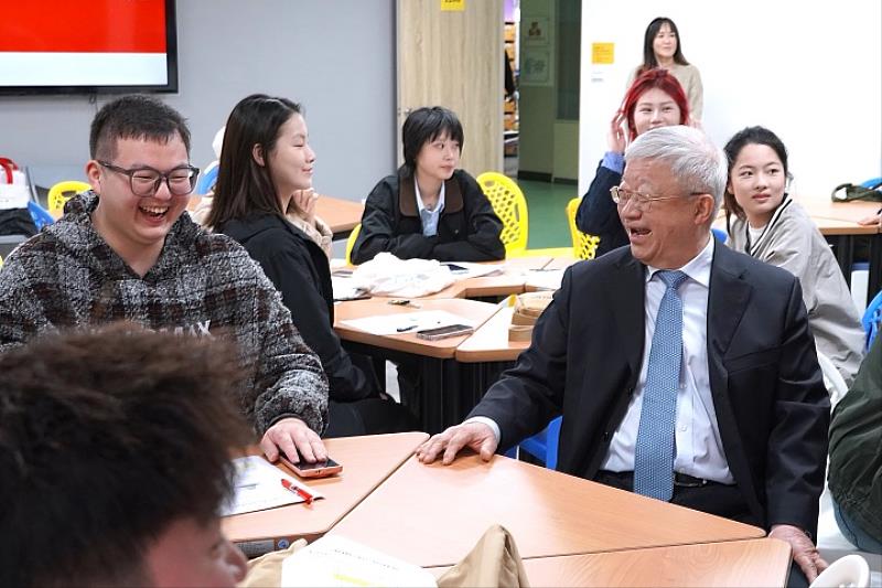 圖／上海杉達學院董事長朱紹中（右1）開心來台探視學生，與同學相談甚歡。