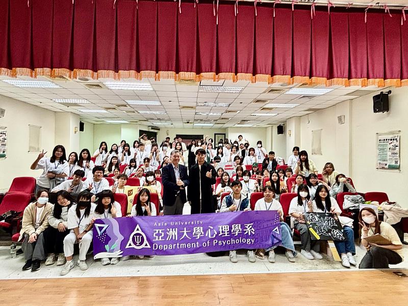 亞大心理系舉辦心理營,心理系主任廖瑞銘(前排左)和學員合影。
