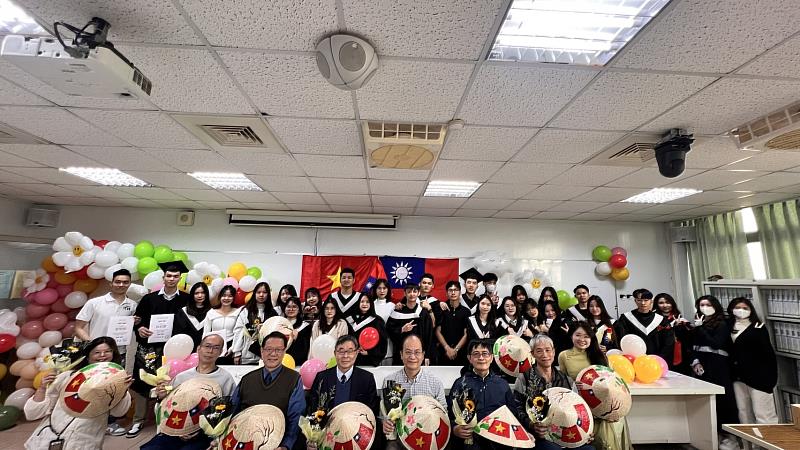 南向班越南籍春季班學生與師生合影