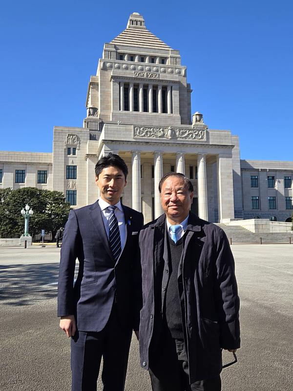 第27屆中華民國青年代表訪日團團長救國團葛永光主任與日本自民黨青年局局長中曾根康隆於日本國會議事堂前合影