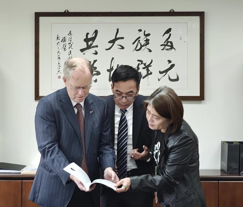 紐西蘭商工辦事處代表前往原住民族學院參訪，由石忠山院長及謝若蘭教授接待並介紹東華大學在推動原住民族教育、語言文化與國際合作方面的努力與成果。