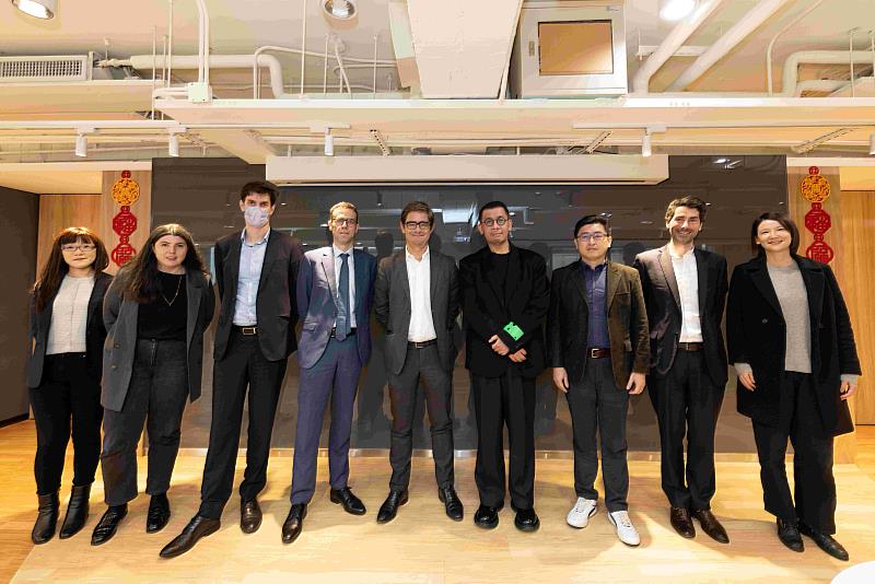 出席貴賓依序為法國在台協會影視專員Ana Villa(左2)、學術合作暨文化處長 Josué Serres (左3)、法國在台協會龍燁主任(左4)、Bpifrance CEO Nicolas Dufourcq (中)、文策院董事長蔡嘉駿(右4)、院長盧俊偉(右3) 顧問Jean-Romain Micol(右2)、法國在台協會影視副專員王允踰(右1)