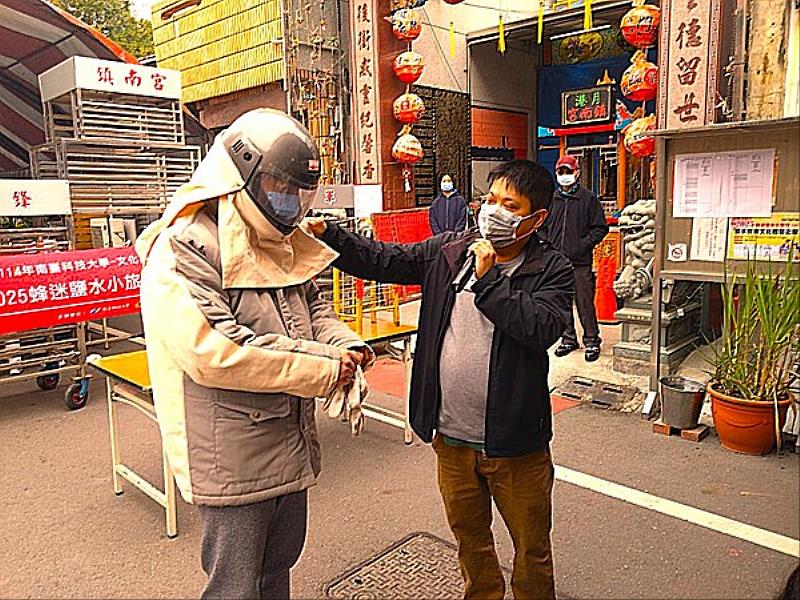 鎮南宮陳嘉隆總幹事解說蜂炮衣的正確穿法