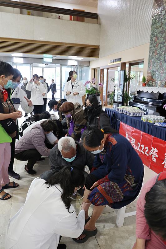 營養師團隊也邀請民眾一起測量小腿圍，了解自身肌力與營養狀況，現場民眾熱情響應。