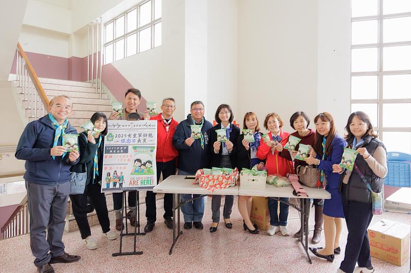 圖3.秘書長張治祥推廣女童軍餅乾。