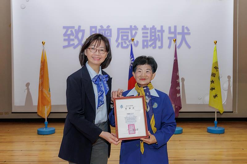 圖1.秘書長張治祥頒發感謝狀予曾蘭香女士，感謝協助辦理女童軍懷念日。.jpg