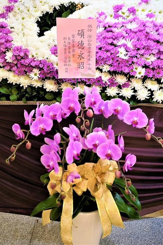 圖3 客委會主委古秀妃與副主委范佐銘共同獻花表達敬悼之意