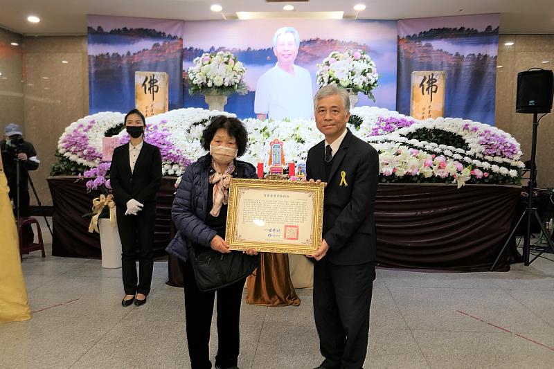 圖1 客委會副主委范佐銘(右)頒贈旌揚狀，由遺孀廖月娥女士(左)代為接受